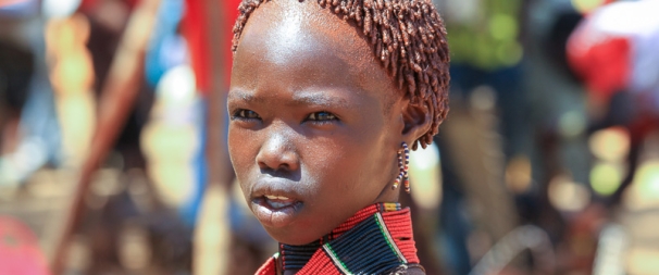 Una bambina di etnia Bennà col caratteristico taglio dei capelli