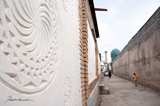 Vicolo della ciità vecchia, sullo sfondo il Mausoleo Gur-e-Amir, Samarkanda