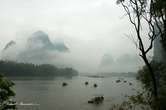 Zattere di bambù in crociera sul fiume Li avvolto nella nebbia