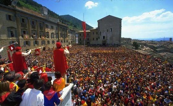 La piazza gremita, vista dal palco