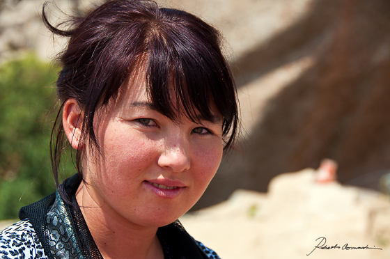Tratti asiatici e caucasici si mescolano nel volto di una ragazza uzbeka