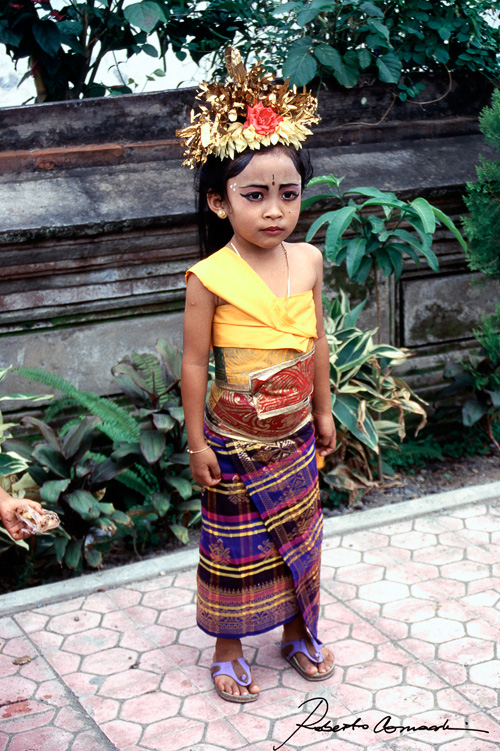 Bimba balinese vestita per una cerimonia