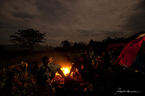 La milizia di guardia al camp durante la notte