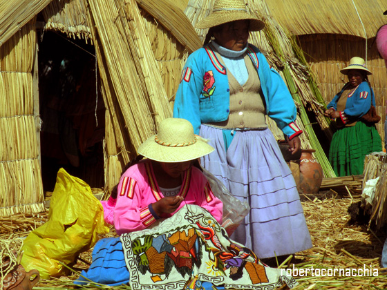Donne Uros nel colorato abbigliamento tradizionale