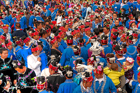 Una piazza a Shidong, brulicante di donne Miao in costumi tradizionali