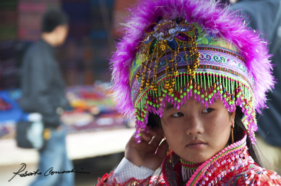 Ragazza Hmong Floreale dal vistoso copricapo al mercato di Bac Ha