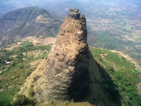Il forte Kalavantin Durg, in India, appoggiato su un verticale sperone roccioso per scalare il quale sono necessarie, nonostante l