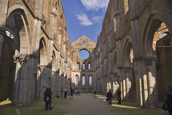 La duecentesca abbazia di San Galgano, in provincia di Siena, cui la mancanza del tetto offre squarci di cielo che sembrano esaltare l