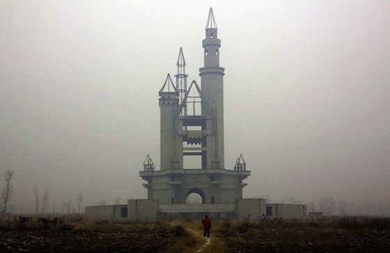 Uno spettrale simulacro di castello fiabesco nel parco di divertimenti Wonderland che doveva nascere a 30 km da Pechino. Destinato ad essere il più grande di tutta l