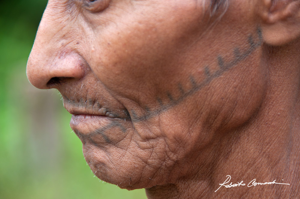 Il tatuaggio facciale di Dunu, che simboleggia i baffi del giaguaro