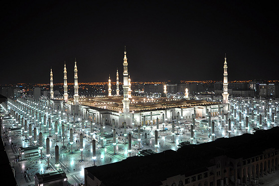 La gigantesca Moschea del Profeta della Medina, Arabia Saudita, la seconda più sacra per l