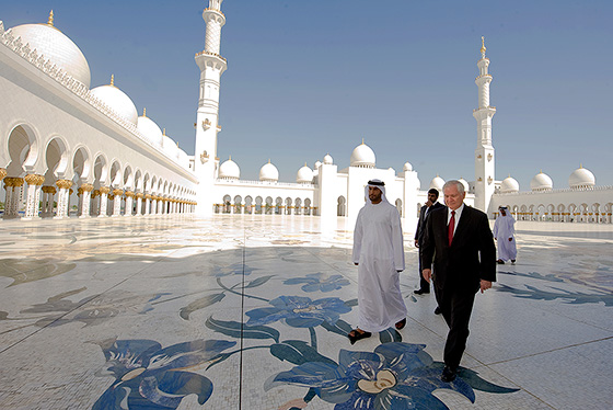 La Moschea Al Nahyan di Abu Dhabi, Emirati Arabi Uniti, dal biancore accecante
