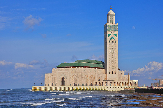 La grande Moschea Al Hassan II, a Casablanca, pare avanzare sul mare come una nave
