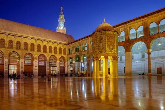 La Moschea Omayyadi di notte a Damasco, in Siria