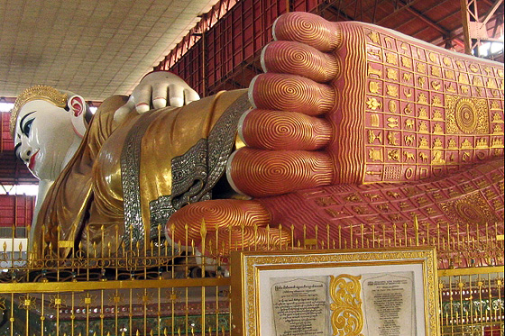 Il gigantesco Buddha sdraiato di Yangon