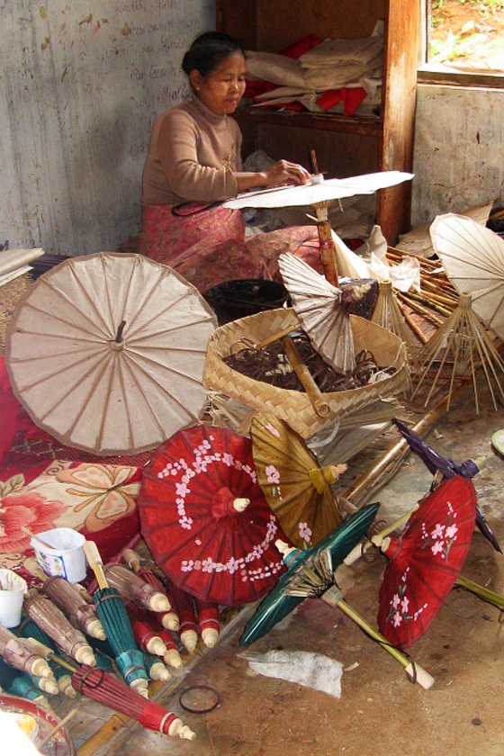 Artigiana che costruisce ombrellini