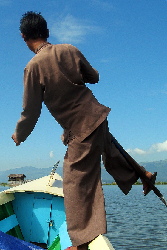 Il tipico modo di remare dei barcaioli del lago Inle