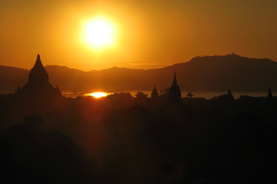 Le guglie dei templi di Bagan si stagliano su un tramonto infuocato