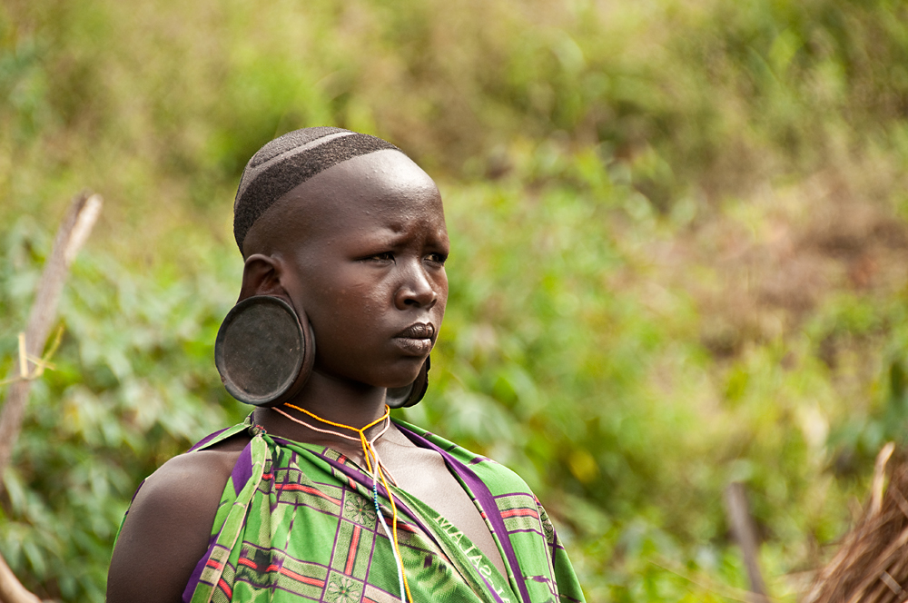 Ragazza Suri/Surma (Etiopia) con piattello di argilla ai lobi delle orecchie - Archivio fotografico Pianeta Gaia