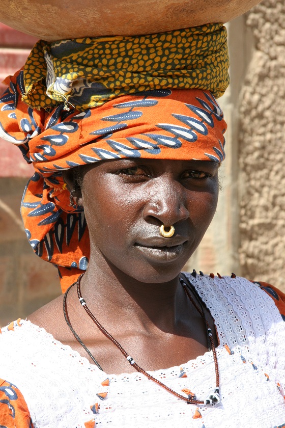 Donna Fulani/Fulbe (Africa occidentale) con piccolo anello dorato al naso