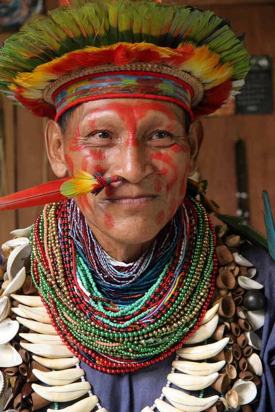 Sciamano di etnia Cofan (Ecuador), con una penna di pappagallo inserita nel naso