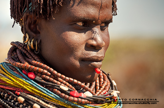 Le donne Nyangatom (Etiopia), si conficcano stecchi, chiodi o perline sotto al labbro inferiore - Archivio fotografico Pianeta Gaia