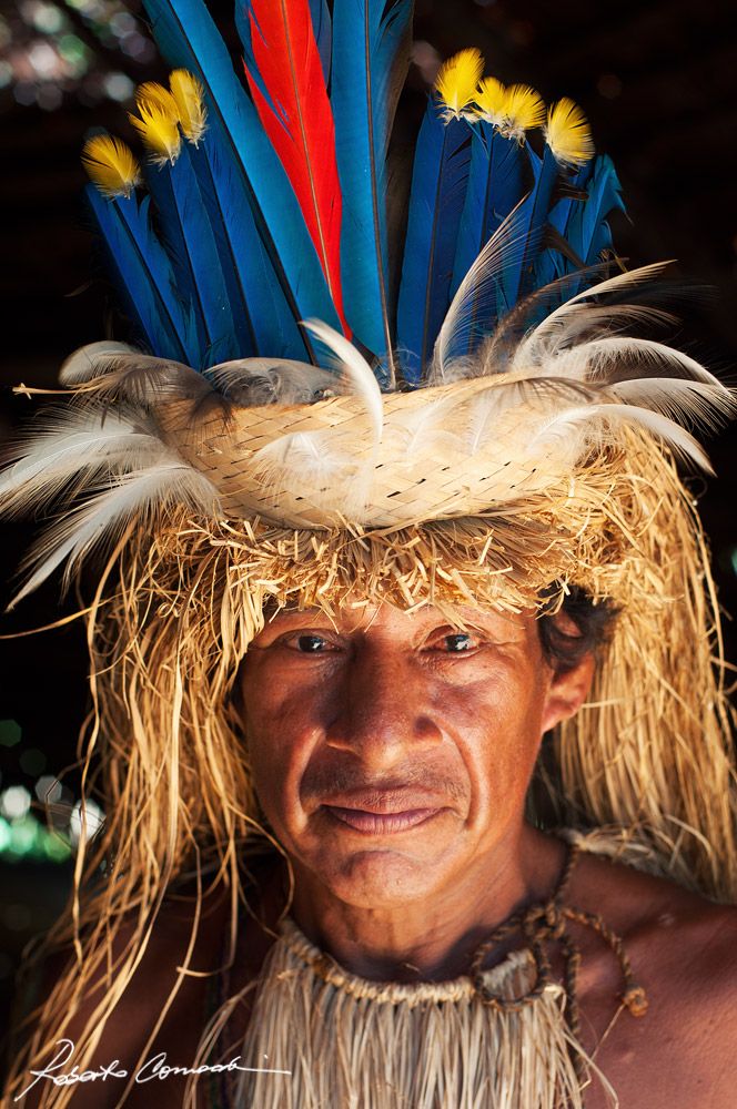 Uomo Yagua col copricapo tradizionale