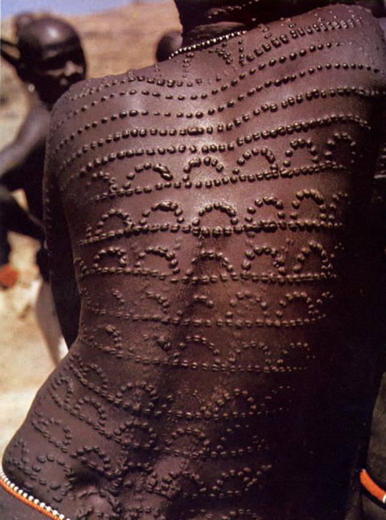 La minuziosa scarificazione della schiena di una donna Nuba (Sudan)