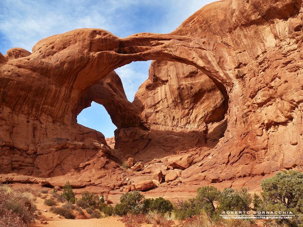 Il Double Arch: un'opera della natura che potrebbe rivaleggiare con quella degli architetti più fantasiosi. I puntini bianchi in basso sono persone, non formiche - Archivio Fotografico Pianeta Gaia
