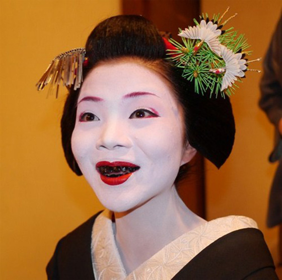 Geisha che pratica l
