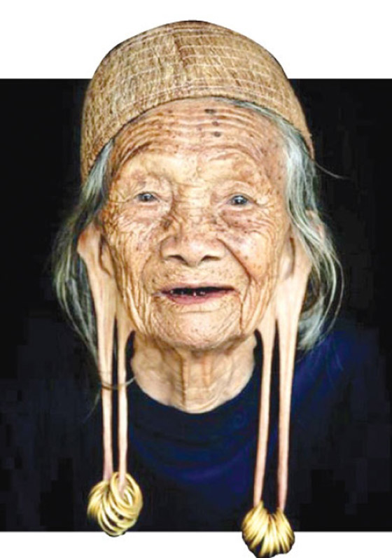 Anziana donna Kenyah, dai tipici lobi allungati