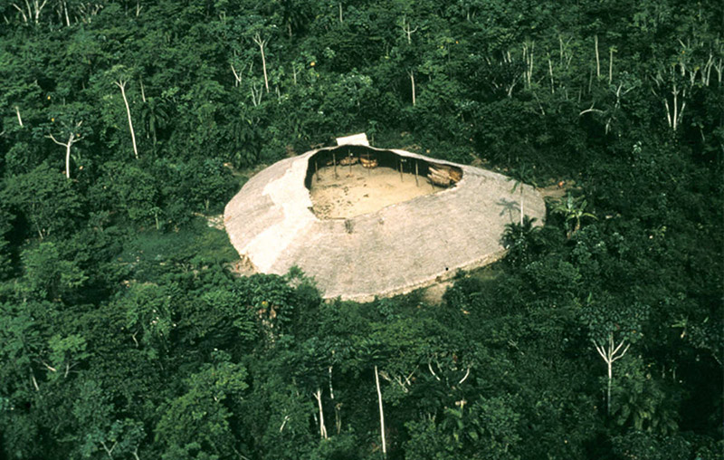 Una maloca Yanomami, dalla caratteristica forma circolare, Venezuela