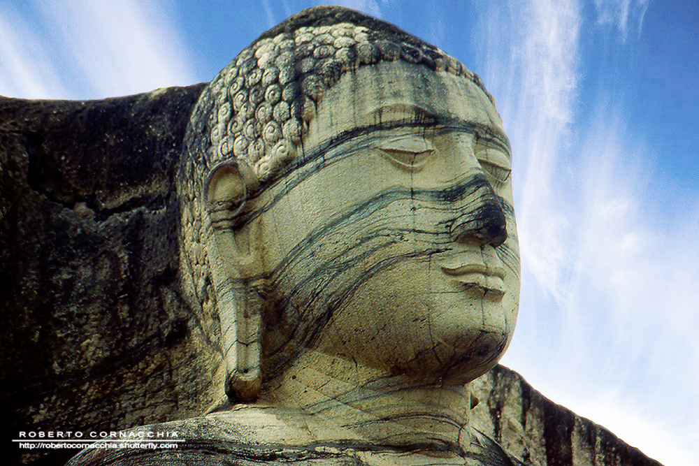 Il volto del sereno di un Buddha di pietra a Polonaruwa - Archivio Fotografico Pianeta Gaia