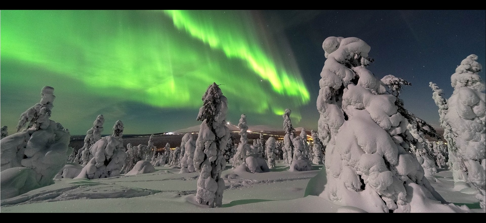 Aurora boreale con neve