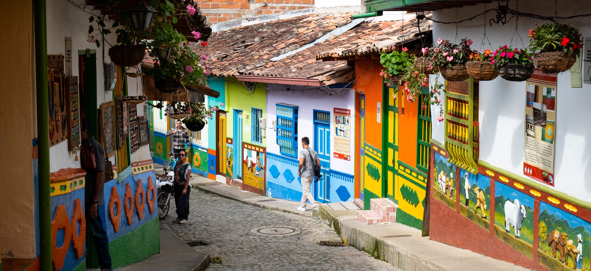 Colombia strada con muri colorati